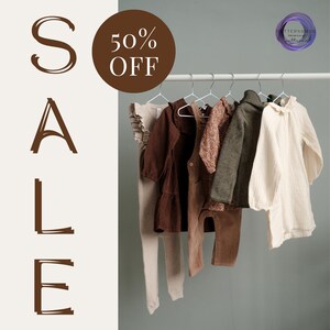 Peut inclure: Un panneau de vente avec le texte "SALE" en lettres brunes et un cercle brun avec le texte "50% OFF" en lettres blanches. Un portant &agrave; v&ecirc;tements est suspendu &agrave; une barre blanche. Les v&ecirc;tements sont bruns, beiges et verts. L'arri&egrave;re-plan est gris clair.