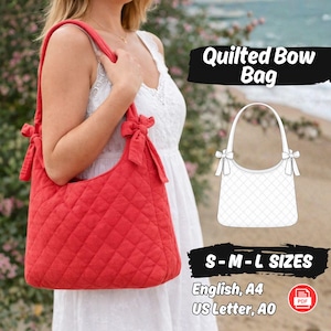 Könnte beinhalten: Eine rote, gesteppte Schleifentasche mit Rautenmuster, gehalten von einer Person in einem weißen Kleid. Die Tasche hat Schleifen an den Henkeln. Der Text auf dem Bild lautet "Quilted Bow Bag" und "S-M-L Sizes".