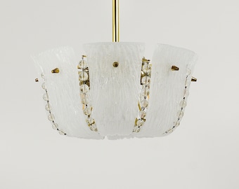 J.T. Kalmar Petite Curved Basket Chandelier, mosiądz i szkło teksturowane, Wiedeń, lata 50. XX wieku