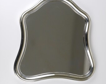 Espejo de pared antiguo vienés de plata con borde festoneado, Austria, ca. 1900.