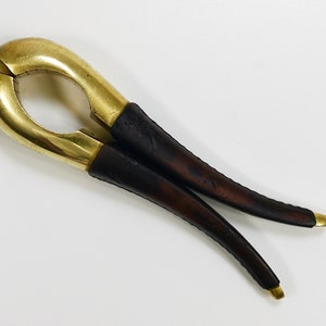 Carl Aubock signerad vintage nötknäppare i mässing och läder, Österrike, 1950-talet