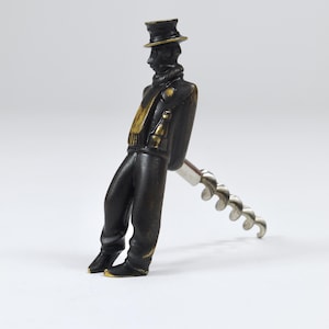 Richard Rohac Leaning Tipsy Gentleman messing flesopener, Wenen, jaren 1950