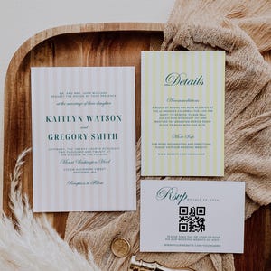Chic Rosa Streifen Hochzeitseinladung | Dunkelgrüne Schriftarten, Gelbe Detailkarte, QR-Code Antwortkarte | Anpassbare Vorlagen | Moderne Hochzeit, 015A