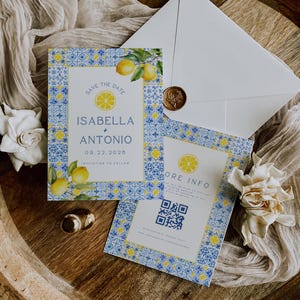 Puede incluir: Tarjeta de guardar la fecha con un patrón de azulejos azules y amarillos, limones y el texto "Isabella + Antonio 09.22.2026 Invitación a seguir".