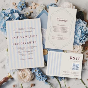 フレンチダスティブルーストライプの結婚式招待状セット、RSVP と詳細カード、マルチイベント返信と QR コード、カスタマイズ可能な招待状、ミニマルシック 015B