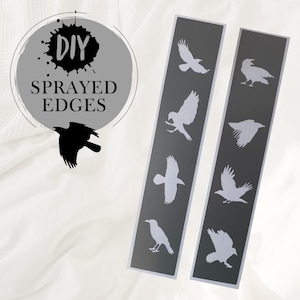 Op de afbeelding: Twee grijze stencils met meerdere kraaien-silhouetten. De stencils zijn voor DIY gespoten randen. De tekst "DIY SPRAYED EDGES" staat op een grijze cirkel met een zwarte verfspatten.