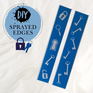 Peut inclure: Deux bandes bleues avec un contour blanc, chacune avec un trou de serrure et plusieurs clés imprimées dessus. Le texte "DIY SPRAYED EDGES" est sur un cercle bleu avec un motif de projection noire.