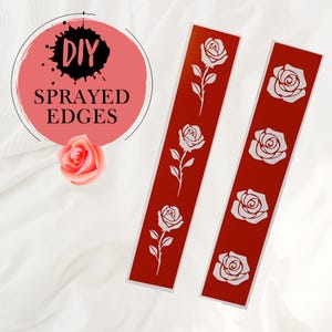 Op de afbeelding: Twee rode stencils met witte rozenontwerpen. De stencils zijn gelabeld "DIY SPRAYED EDGES".