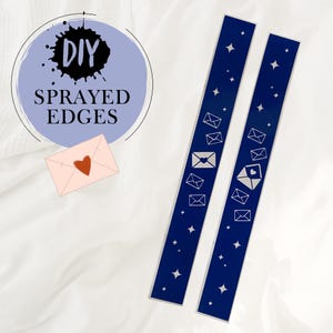 Puede incluir: Dos tiras decorativas azules y blancas con un patrón repetido de estrellas y sobres con corazones. El texto "DIY SPRAYED EDGES" es visible en la imagen.