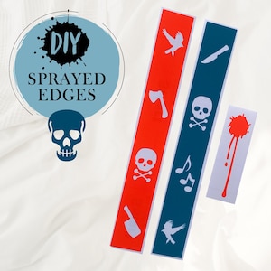 Op de afbeelding: Drie stroken rood, blauw en wit papier met verschillende uitgesneden sjablonen. De sjablonen omvatten een schedel met gekruiste beenderen, een vogel, een bijl, een mes, muzieknoten en een bloedvlek. De tekst "DIY SPRAYED EDGES" staat op een blauwe cirkel met een zwarte splatter.