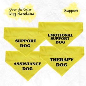 Könnte beinhalten: Vier gelbe Hundehalstücher mit schwarzem Text. Die Halstücher zeigen "Support Dog", "Emotional Support Dog", "Assistance Dog" und "Therapy Dog".