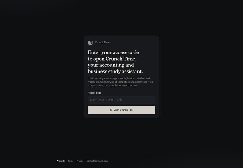 Op de afbeelding: Een donkergrijs digitaal interfacevenster met de tekst Crunch Time. Het vraagt gebruikers om een toegangscode in te voeren om de studieassistent voor boekhouding en bedrijfskunde te openen. Het bevat een invoerveld en een knop Open Crunch Time.