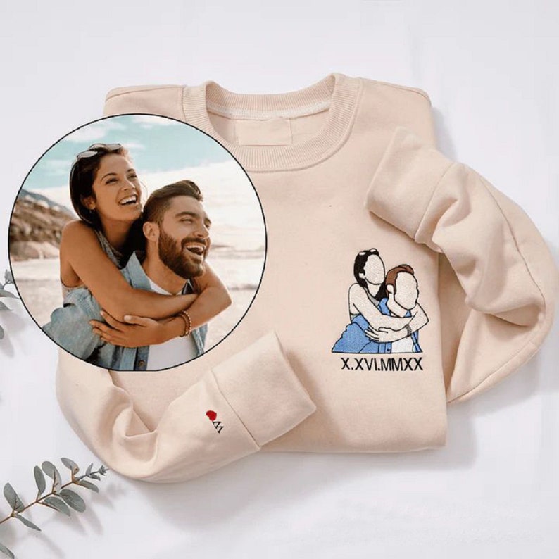 Embroidered Sweatshirt Custom Faceless Family Portrait Hoodie, Unique Photo Artwork Sweatshirt for Couples Gift for Anniversaries zdjęcie 1