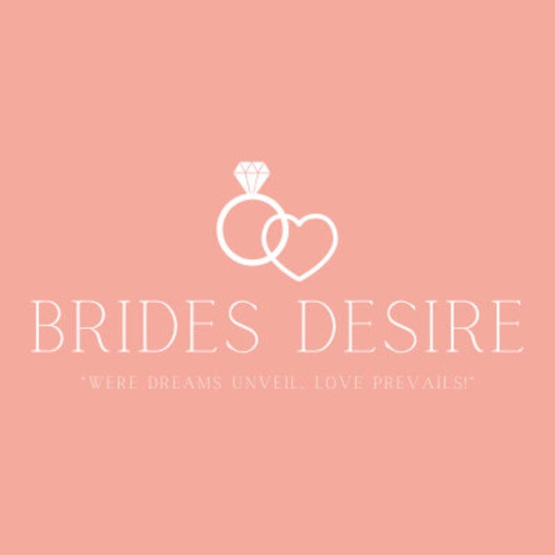 Puede incluir: Logotipo blanco sobre un fondo rosa con dos anillos entrelazados y un coraz&oacute;n. El texto "BRIDES DESIRE" est&aacute; debajo de los anillos y el texto "WHERE DREAMS UNVEIL. LOVE PREVAILS." est&aacute; debajo del texto "BRIDES DESIRE".