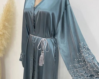 Lina : Abaya luxueuse avec poche brodée et hijab bleu assorti pour l'Aïd