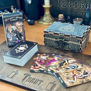 Mazzo di carte Mad Moon da 78 carte con scatola regalo e tavola da lettura, set per la lettura dei tarocchi, scatola di tarocchi in legno, regalo spirituale esoterico