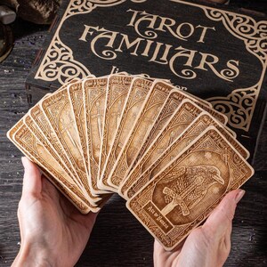 Familiers des tarots, jeu de tarot en bois dans une boîte, cartes de tarot gravées personnalisées, jeu de 78 cartes, outils divinatoires et mystiques