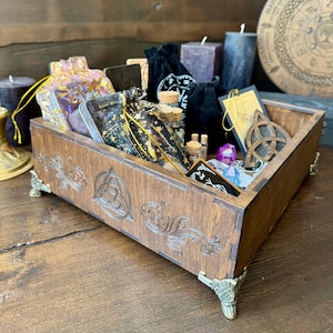 Witchcraft Storage Box with Feet – Wooden Altar Chest for Tarot, Crystals, Herbs & Spell Tools
