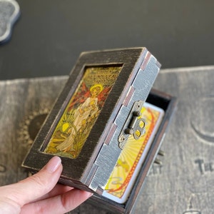 Art nouveau gouden kaartspel, tarotkaarten in houten kist, prachtige tarot, mystiek en waarzeggerij, tarotbord