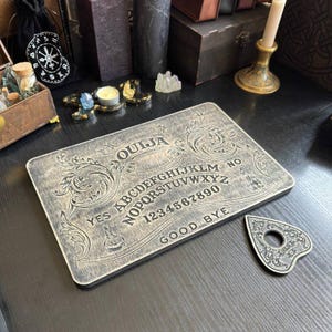 Blumiges Ouija Brett mit Planchette: Sprechendes Geisterbrett aus Holz