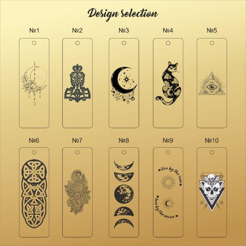 Pu&ograve; includere: Una collezione di dieci segnalibri rettangolari con vari disegni, tra cui una luna crescente, un gatto e motivi geometrici. Il testo "Design selection" &egrave; in alto. Ogni segnalibro ha un foro nella parte superiore per un nappa. I disegni sono neri su sfondo dorato.