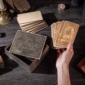 Familiares del Tarot, baraja de Tarot de 22 arcanos en caja de madera, caja grabada personalizada, Lisa Parker, don espiritual, herramientas de adivinación