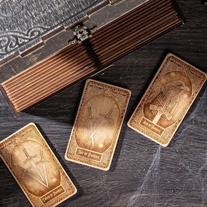 Tarot des familiers, jeu de tarot en boîte, cartes en bois, boîte gravée personnalisée, Lisa Parker, jeu de tarot de 78 cartes, outils divinatoires et mystiques