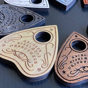Planchette aus Holz mit Gravur für Ouijaboard: Esoterisches Gesprächsbrett