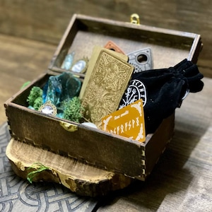 Witch Altar Storage Box – Personalized Wooden Witchcraft Box for Crystals, Herbs & Ritual Tools, Gift for Witch