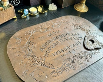 Houten ouijabord met planchette: waarzeggerij hekserij