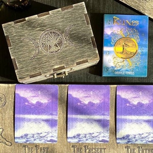 Orakelkaarten met runen in houten kist, tarotkaartspel, runentarot in geschenkdoos, gepersonaliseerde waarzeggerijset met spreidbord