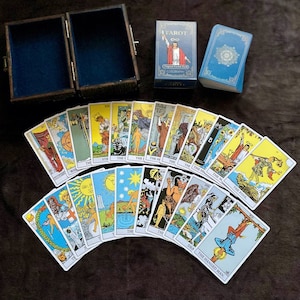 Gepersonaliseerde esoterische spirituele cadeauset in houtgegraveerde doos, houten kist voor tarotrijder Waite, kaartspel tarotkaarten