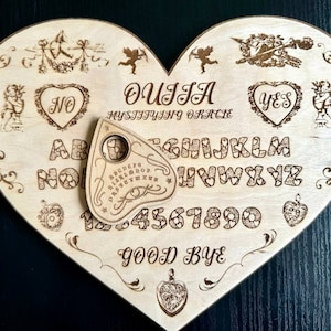 Love Ouija Board: Herzförmiges Talking Board mit Planchette