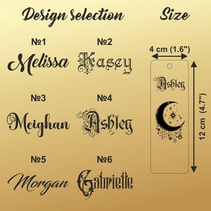 Pu&ograve; includere: Selezione di modelli di segnalibri personalizzati con nomi in caratteri eleganti. Il segnalibro &egrave; lungo 12 cm e largo 4 cm, con un design a mezzaluna e stella. I testi "Design selection" e "Size" sono visibili.