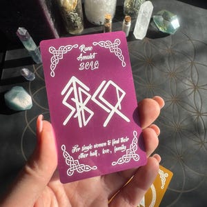 Mujer solitaria, Tarjeta con bastón rúnico Mujer solitaria, Amuleto rúnico, Tarjeta celta, pequeño amuleto esotérico, regalo de bruja