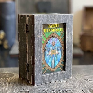 Illuminati Tarotkarten in Holzbox, 78 Weissagungskarten, Tarot in Holzbox & personalisiertes Spreadboard, magisches Wahrsagegeschenk