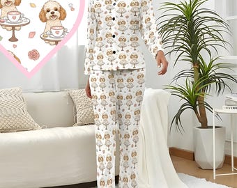 Könnte beinhalten: Weißes Pyjama-Set mit einem sich wiederholenden Muster aus Cartoon-Hunden, Teetassen und Rosen. Das langärmlige Oberteil hat eine Knopfleiste und die Hose hat einen elastischen Bund. Der Pyjama ist aus einem weichen, leichten Stoff gefertigt.
