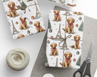 Puede incluir: Papel de regalo con un patrón repetido de ilustraciones de caniches marrones con bufandas rojas, torres Eiffel, árboles de Navidad y cajas de regalo sobre un fondo blanco. Los regalos están atados con hilo y una etiqueta en forma de estrella.