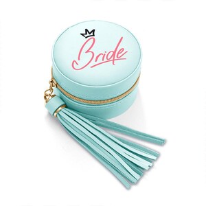 Estuche de cosméticos de cuero PU redondo personalizado para novia/organizador de joyas de viaje para novia/soporte de maquillaje compacto con borla, regalo de boda