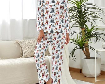 Beagle kerstpyjama – Leuke damespyjama met hondenprint, rode sjaal en besneeuwde bomen, een gezellig cadeau voor hondenliefhebbers die van Beagles houden.