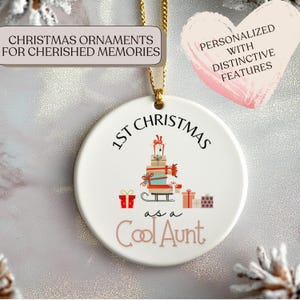 Peut inclure: Ornement de Noël en céramique blanche avec une ficelle dorée. L'ornement représente une pile de cadeaux avec un traîneau et le texte "1er Noël en tant que Cool Tante".