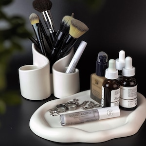 Modernes Kosmetik Organizer Set: Tablett & Stifthalter