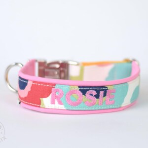 Coleira de cachorro personalizável com flores rosa – acolchoada para máximo conforto – bordada com nome e número de telefone ou texto desejado