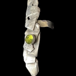 Unik och unik handgjord hantverksring i storlek 9, lång sterling peridot, brutalistisk modern