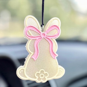 Deodorante per auto a forma di coniglietto scintillante fatto a mano, con fiocco rosa, ciondolo primaverile, fragranza personalizzata.