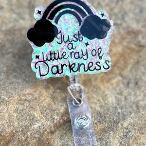 Badge rétractable « Ray of Darkness » scintillant scintillant | Badge d'identification drôle d'infirmière | Cadeau mignon pour collègue | Clip pour badge humour noir | Nuage noir