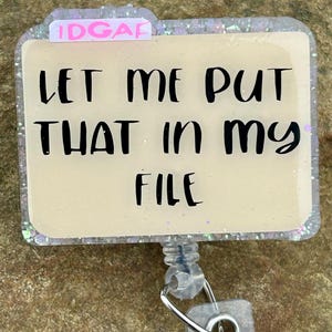 ユニークでキラキラ輝く IDGAF ファイルフォルダー 格納式バッジリール - 面白い HR ギフト - 同僚へのギフト - 気にしない仕事のユーモア - 悪い日のバッジ - 生意気で皮肉な