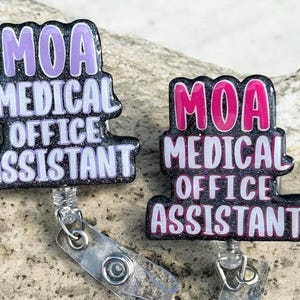 Portatarjetas retráctil para asistente de consultorio médico MOA - Soporte para identificación retráctil / Clip giratorio / Credencial de trabajo personalizable