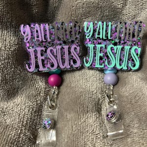 Bobine d'insigne amusante Y'all Need Jesus | Support rétractable pour carte d'infirmière | pince crocodile scintillante | Insigne de travail Humour | Cadeau pour bâillonner un collègue