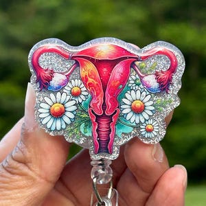 Weibliche Gesundheit Krankenschwester Abzeichen Reel - Uterus & Gänseblümchen | Funkelnder Glitzer | Einziehbarer OB Nurse Staff Ausweishalter | Gynäkologie Sommerarbeit Abzeichen